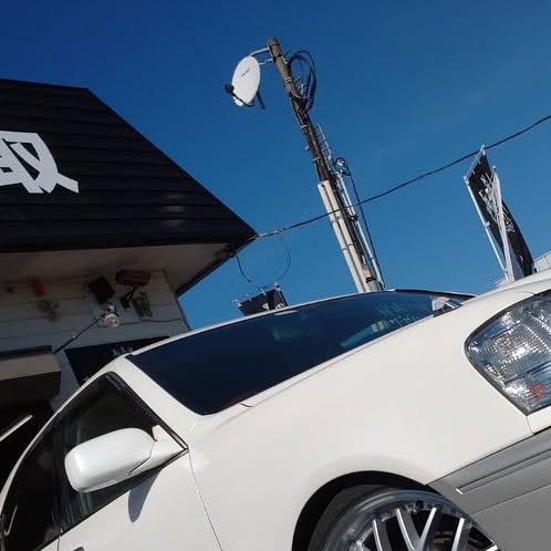 B STYLE 店頭と在庫白セダン
